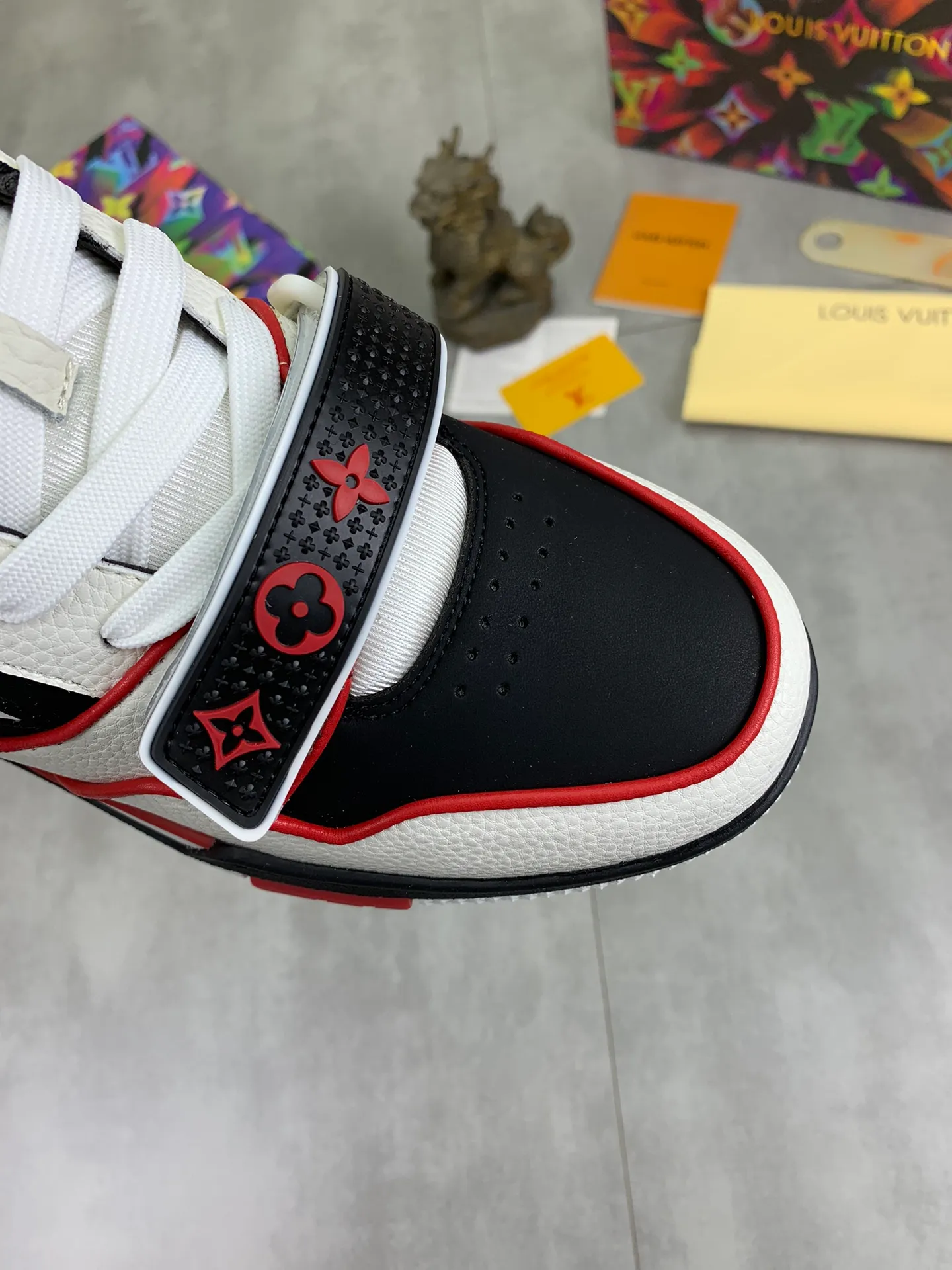Men's shoes 💰P580 New style 💰💎💎Latest color High version 2025Louis*Vuitto* LV Traine Catwalk TRAINER outsole and fabric private model A shoe that definitely costs a lot of money and effort. This series was designed after the arrival of Vifgil. It is favored by many fans every season. Original TPU outsole Original packaging Men's size: 38-45 (46 can be customized) Color: 3️⃣ colors available (available from stock, super fast delivery)